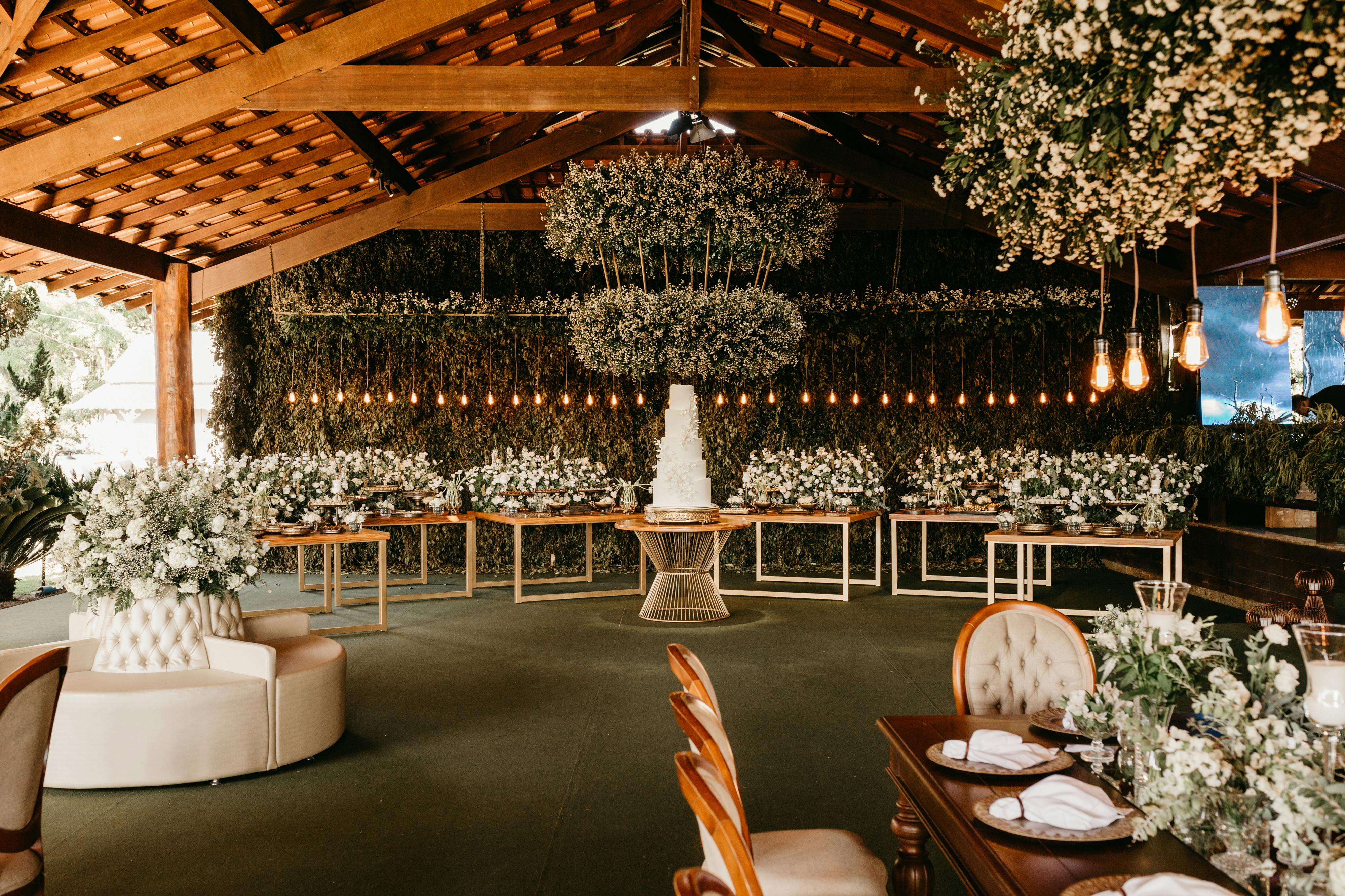 Interior elegant al salonului Hanul Mare Băleni